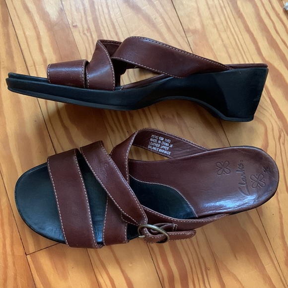 Clarks brown leather adjustable sandals Cushioned footbed Rubber sole Sz 8.5 - Picture 1 of 13